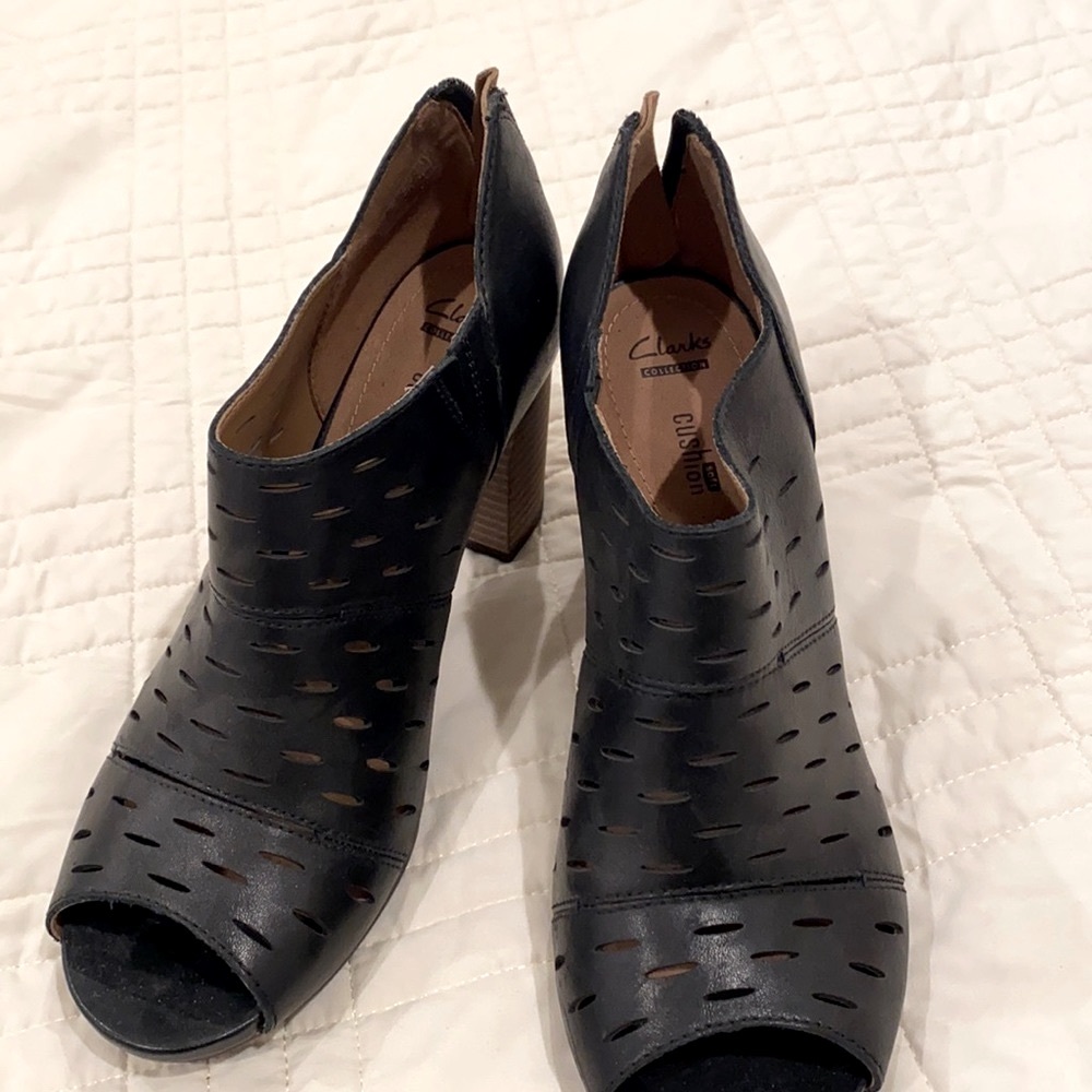 Black 2.5” Clarks open toe perforated shooties